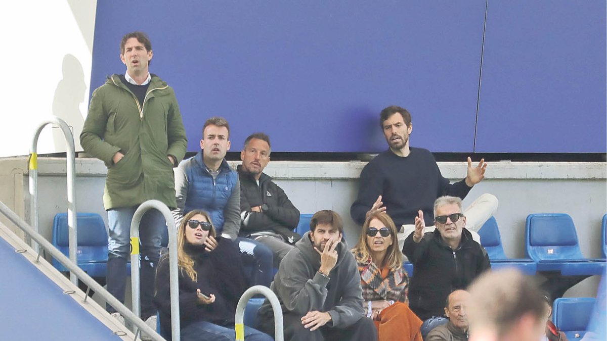 Jaume Nogués, Higini Cierco i Gerard Piqué i família es lamenten d’una acció a la llotja.