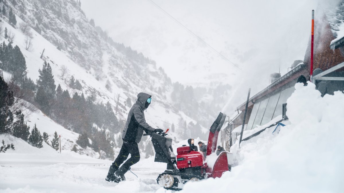 Un treballador a Arcalís traient neu.