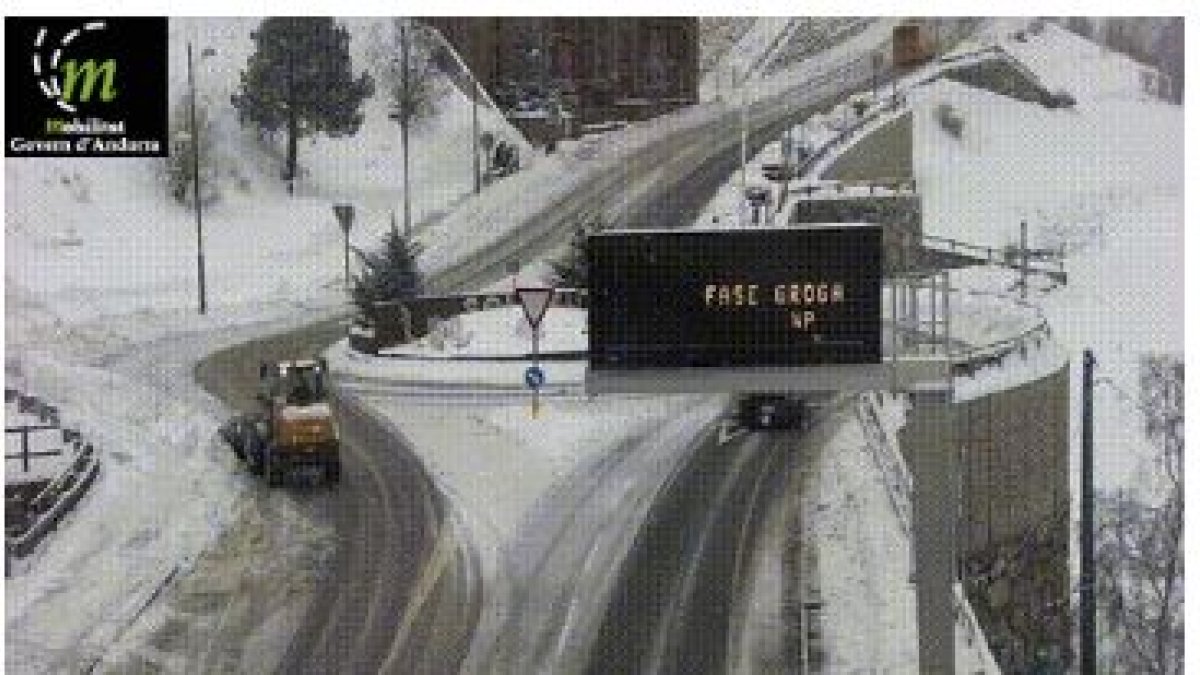 Neu a la calçada a la sortida de Soldeu