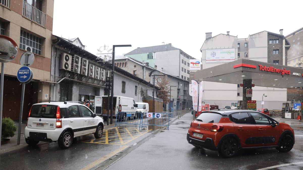 Senyalització al tram final de l'avinguda del Fener per advertir que deixa de ser de doble sentit