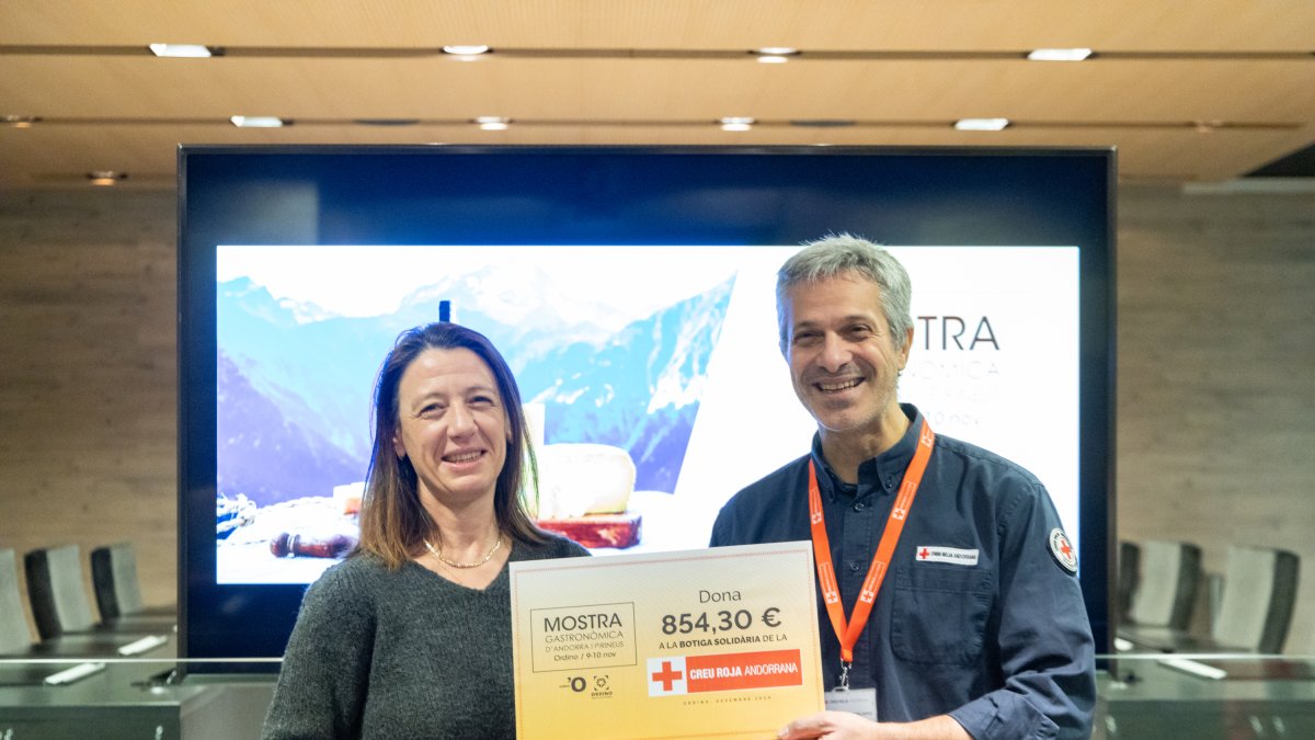 La cònsol major d’Ordino, Maria del Mar Coma, i el director de la Creu Roja Andorrana, Jordi Fernández, amb el xec de la recaptació de la Mostra Gastronòmica.