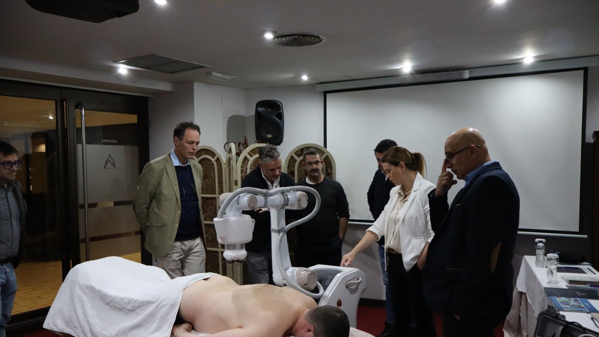 Un moment de la demostració del robot i.R.i.S.