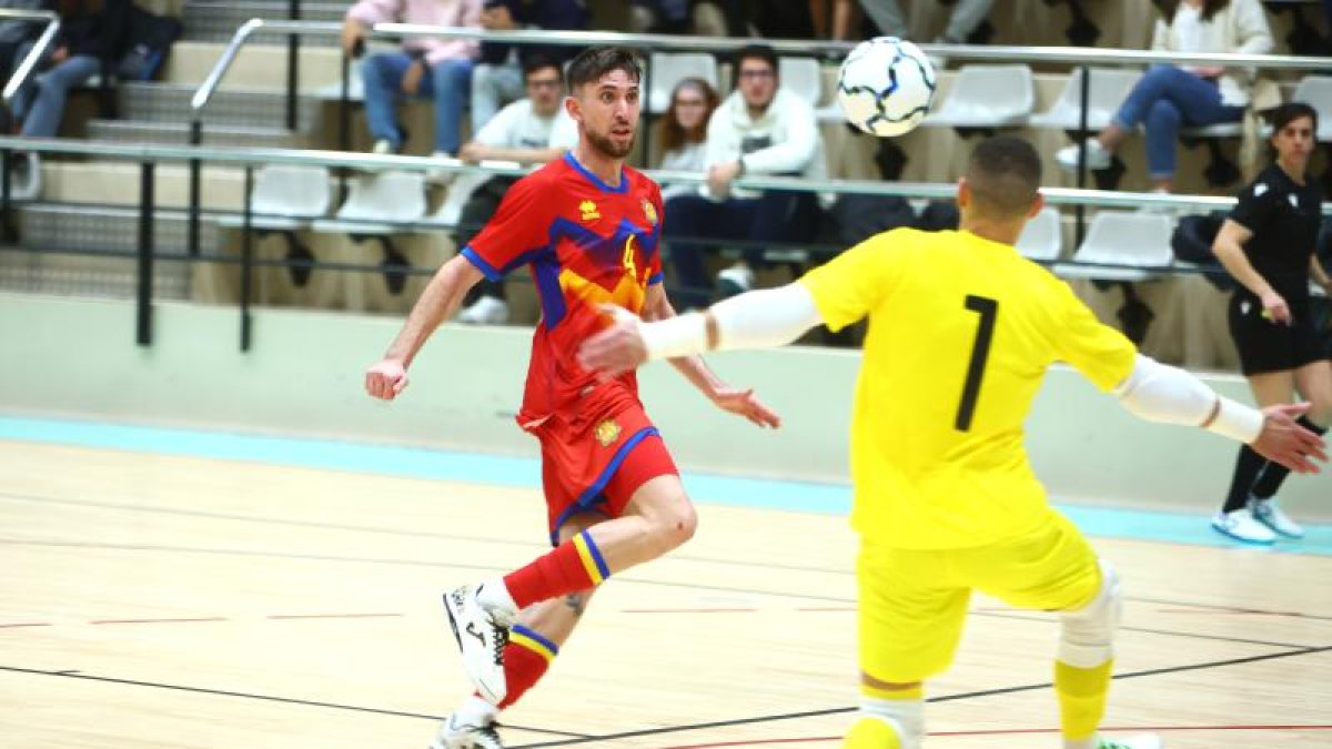L’ala tricolor Adrià Blat fent un gol en el darrer amistós contra Moldàvia.