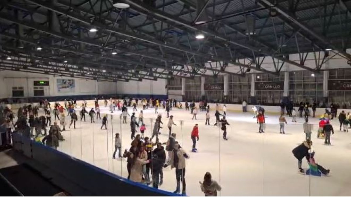 Patinadors a la pista de gel.