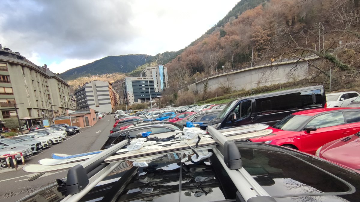 Vehicles en un aparcament d’Escaldes-Engordany.