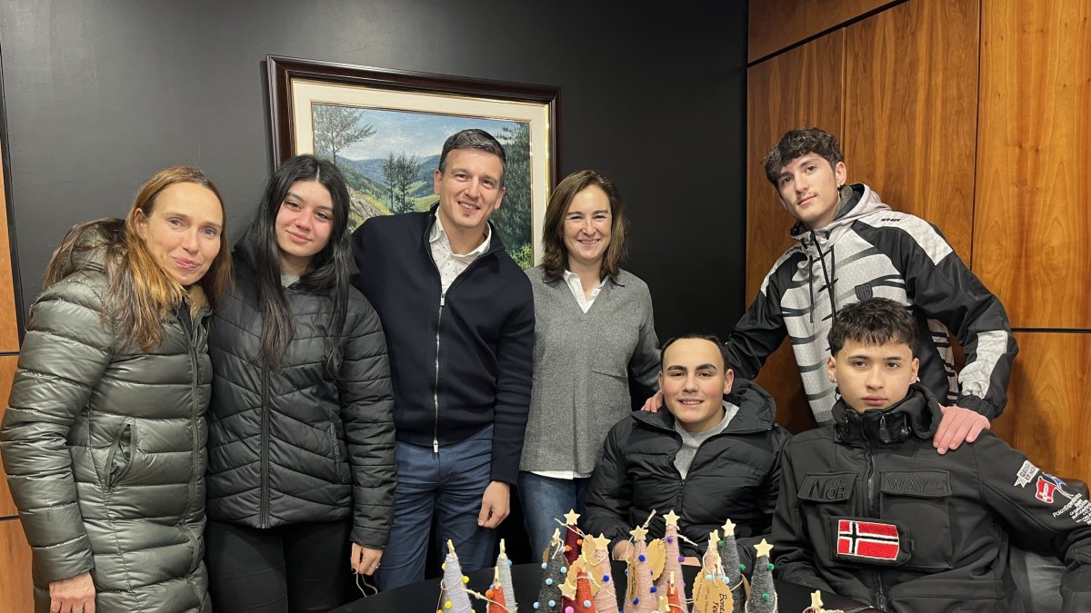 Els alumnes del projecte Creixem amb els cònsols comunals