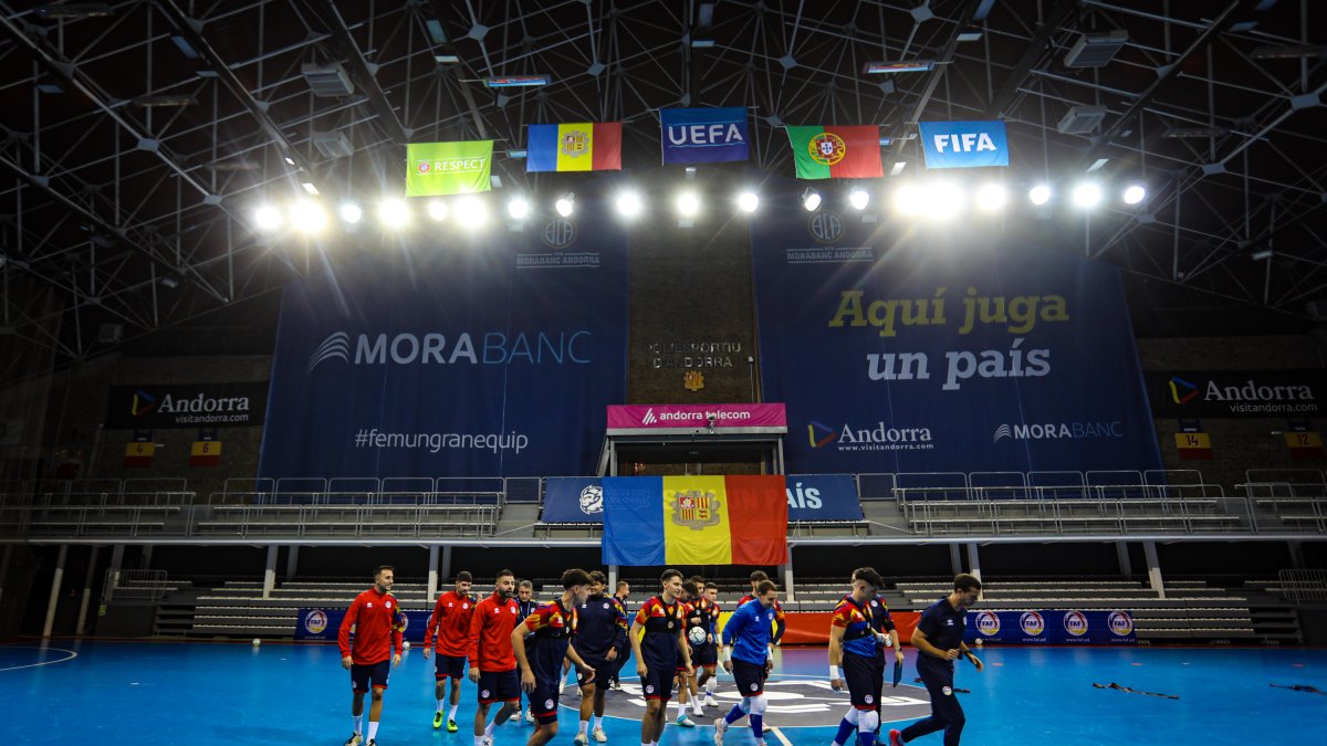 Els jugadors de la selecció van realitzar ahir l’entrenament previ al partit al Poliesportiu.