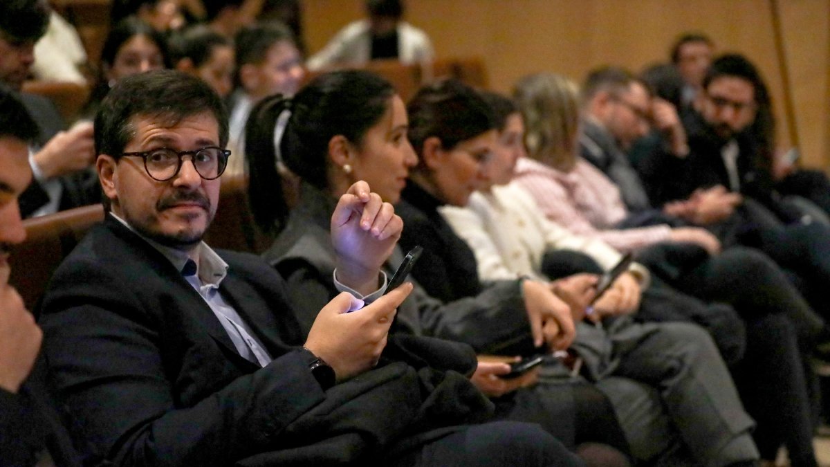 Assistents al debat del Col·legi d’Economistes votant l’enquesta.