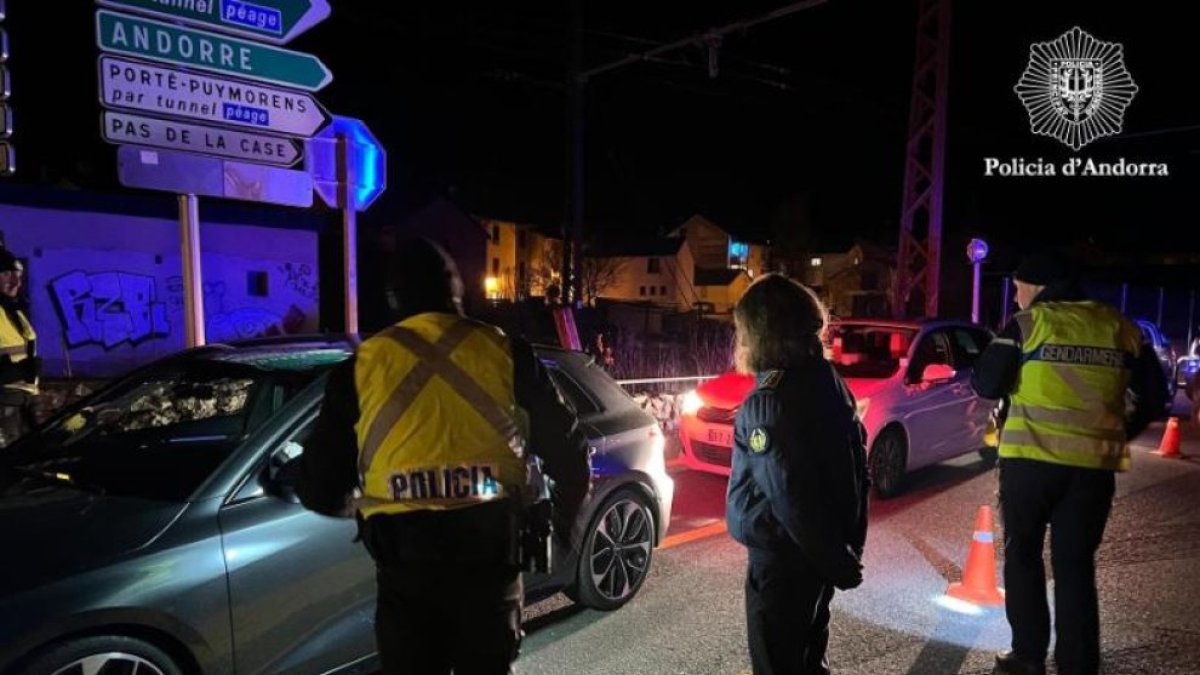 Col·laboració de la policia i els gendarmes.