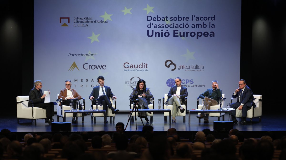 El moderador, Ignasi de Planell, i els participants en el debat, Ramon Tremosa, Pol Bartolomé, Maria Cosan, Albert Gomà, Gilbert Saboya i Joan Carles Rodríguez Miñana