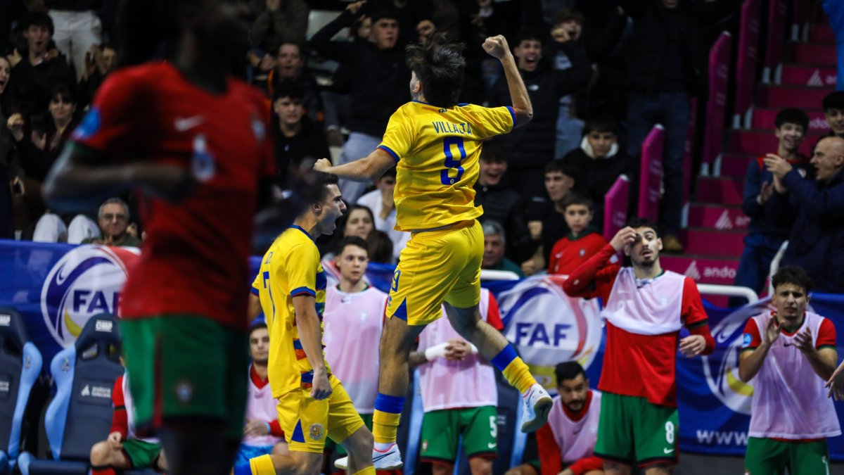 Pol Vilalta celebrant el 2 a 3, obra d’Adrià Blat.