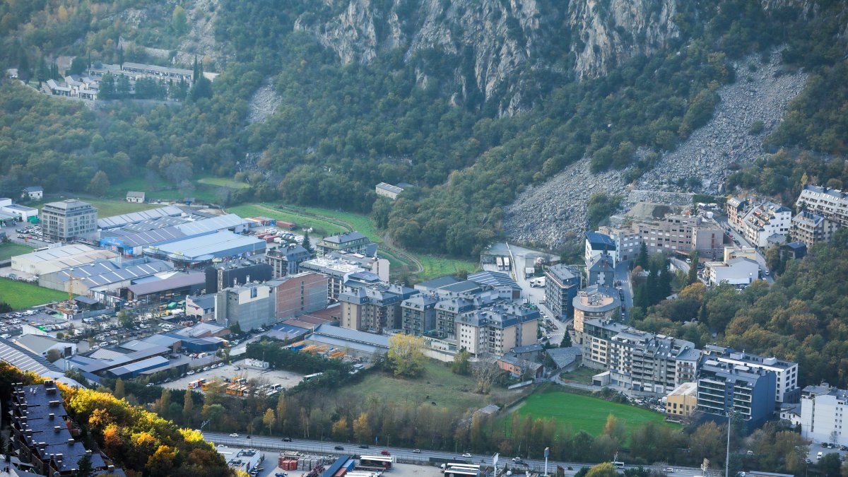Zona industrial a l’entrada de Santa Coloma.