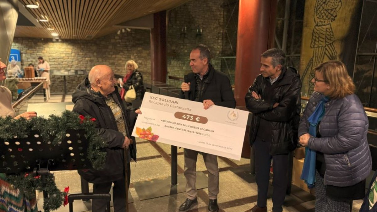 Entrega del xec a mossèn Ramon.