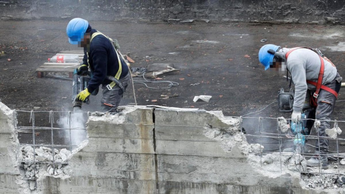 Obrers treballant en una construcció.