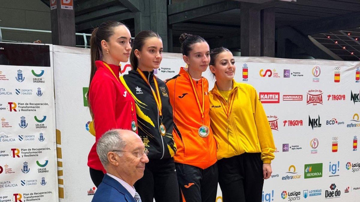 Paula Gonzalez al podi dels campionats de karate celebrats a Pontevedra