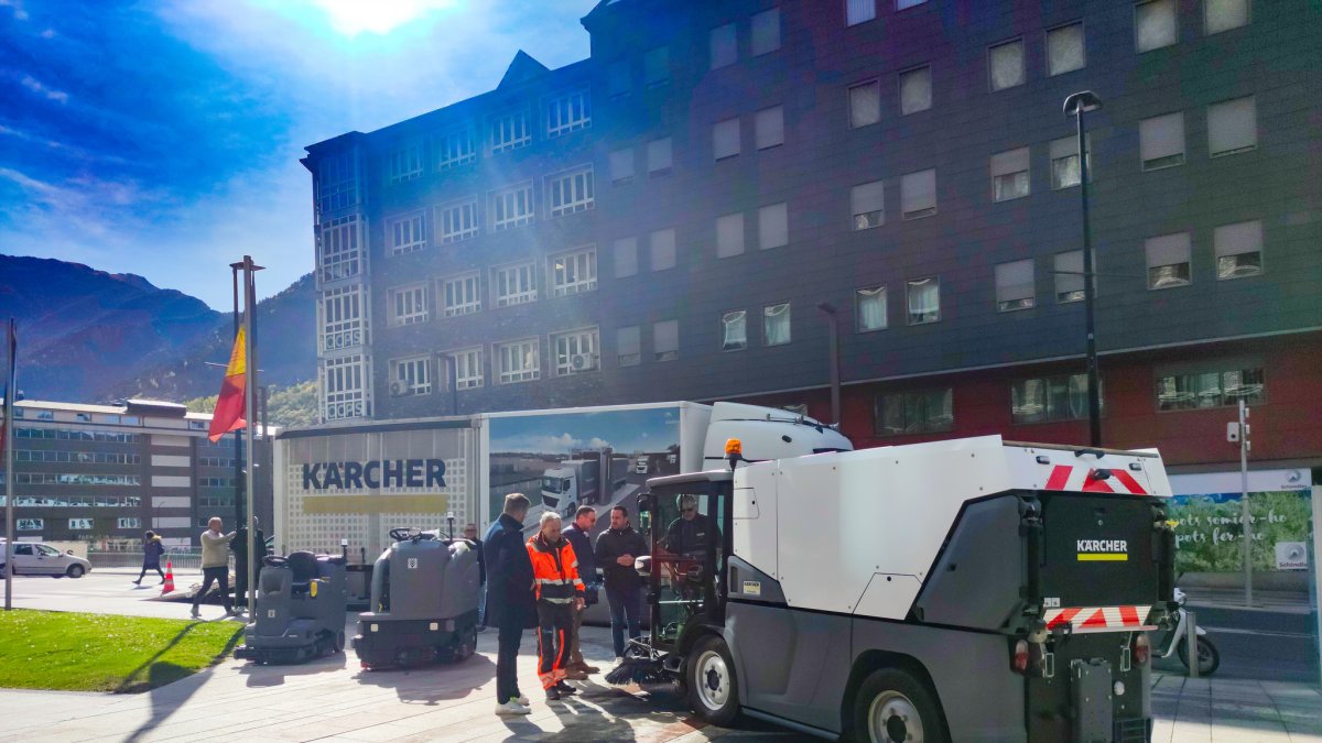 Servei de neteja del comú Andorra la Vella en una sessió de mostra de maquinària de neteja