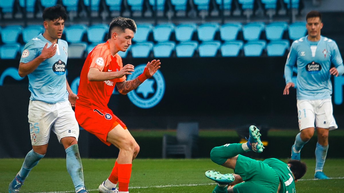 Lautaro no arriba a una pilota davant el porter del Celta, Marc Vidal.