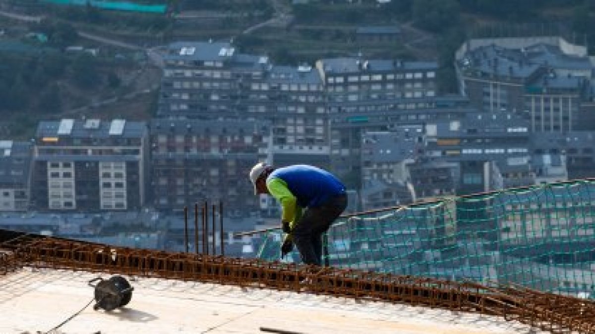 Un treballador de la construcció en una obra.