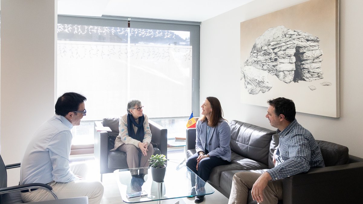 Els cònsols d'Ordino i els representants de Càritas Andorrana durant la trobada