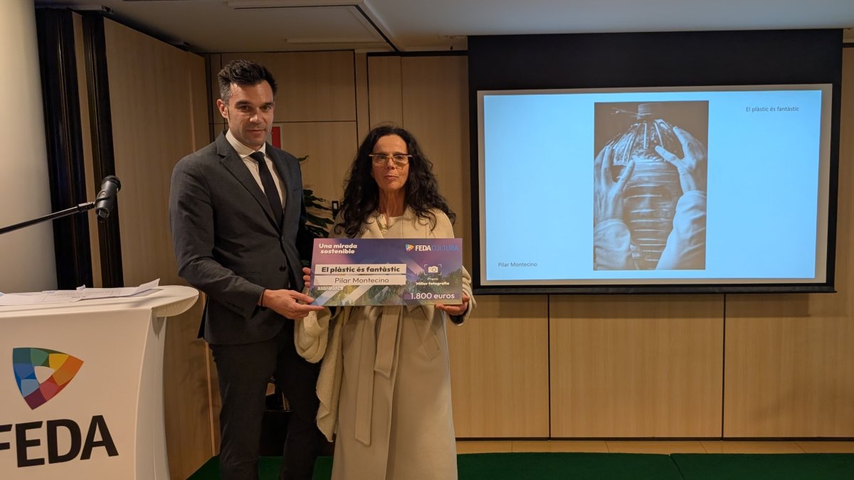 El secretari d'Estat, David Forné, entrega el premi a la guanyadora, Pilar Montecino