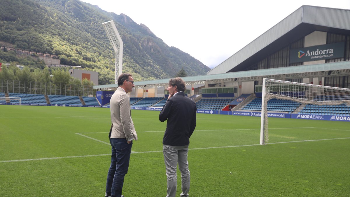 El president, Ferran Vilaseca, i el director esportiu, Jaume Nogués, a l’Estadi Nacional.