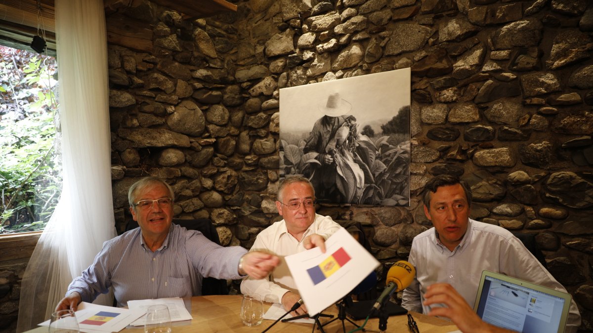 Albert Font, Josep Duró i Josep Anton López Alcántara.
grup opinió, Virtus Unita Fortior