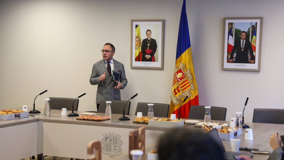 El cap de Govern abans de l’inici de la compareixença.