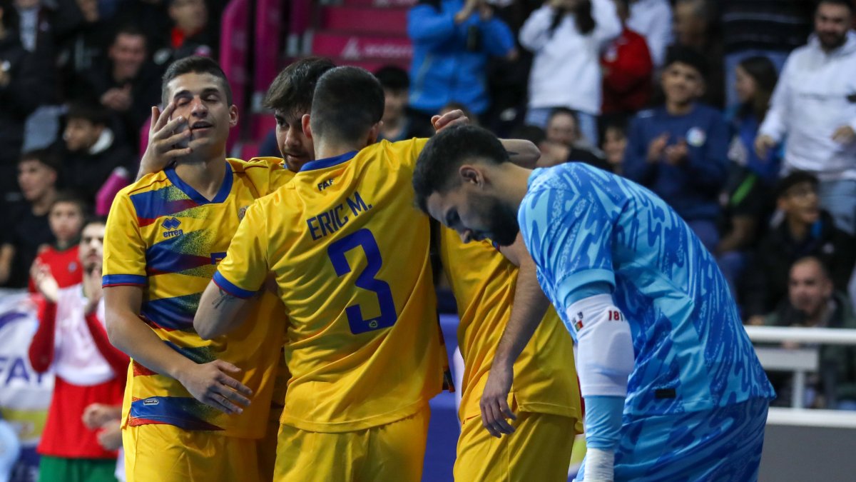 Els jugadors celebrant un gol en el partit contra Portugal al Poliesportiu.