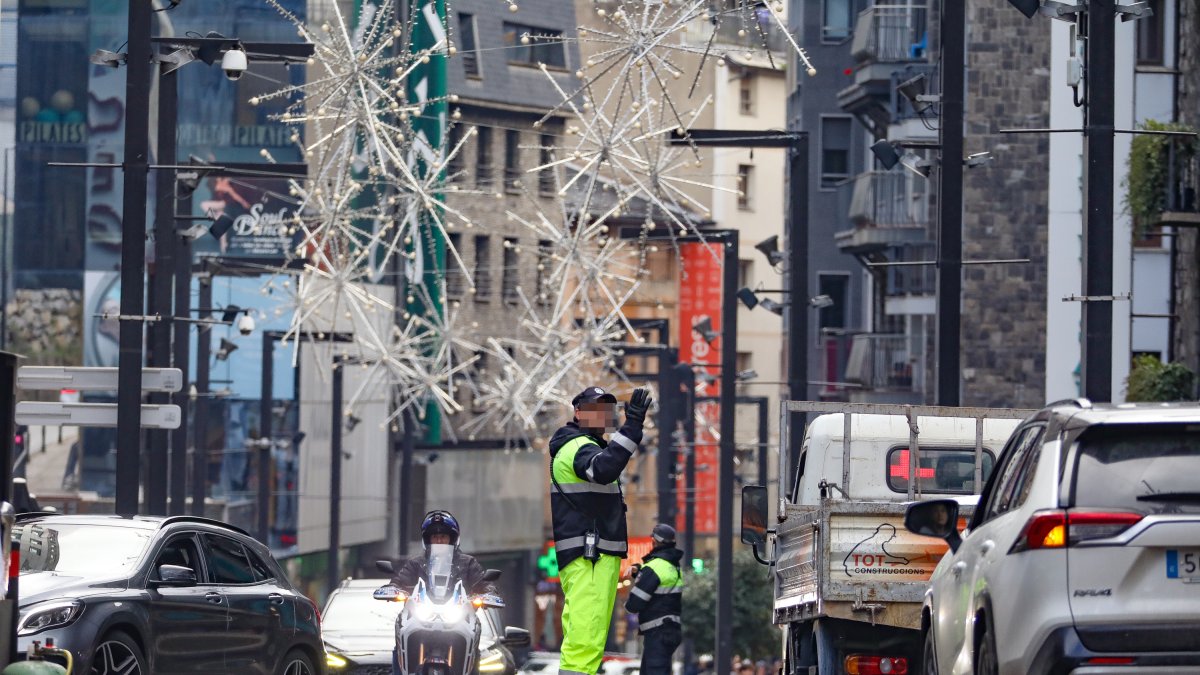 Agents de circulació regulant el trànsit a la capital.