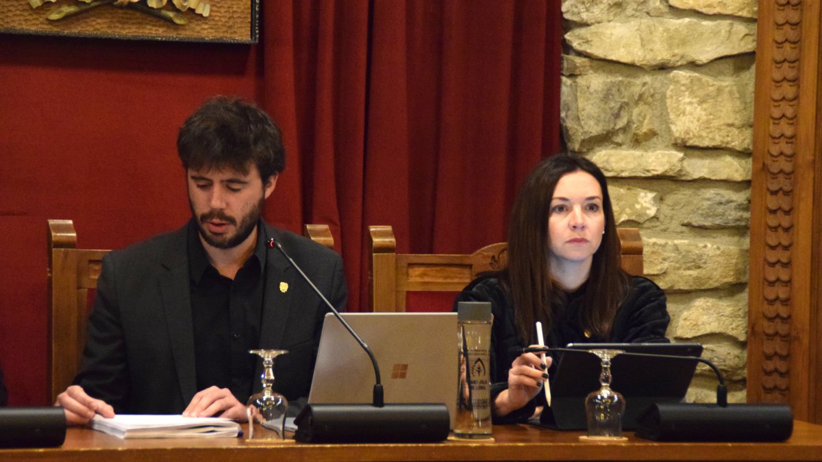 Els cònsols Cerni Cairat i Sofia Cortesao durant la sessió del consell del Comú