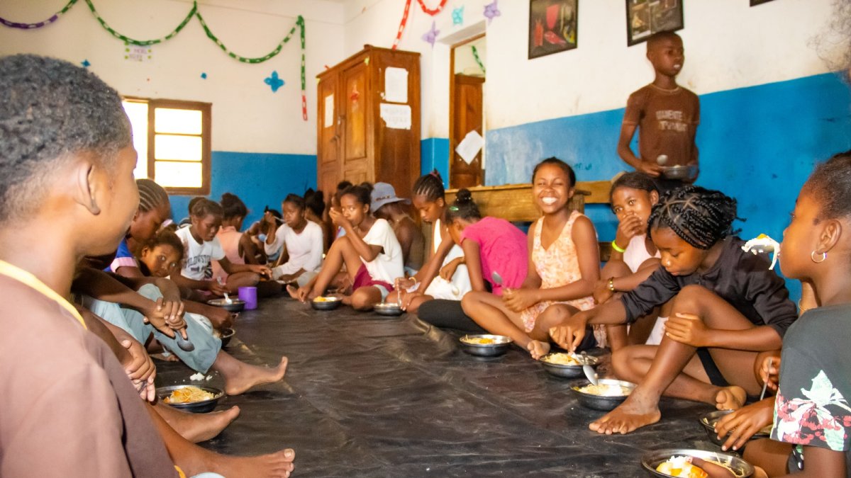 Les tres beneficiàries realitzaran un voluntariat internacional amb l’ONG Aigua de Coco.