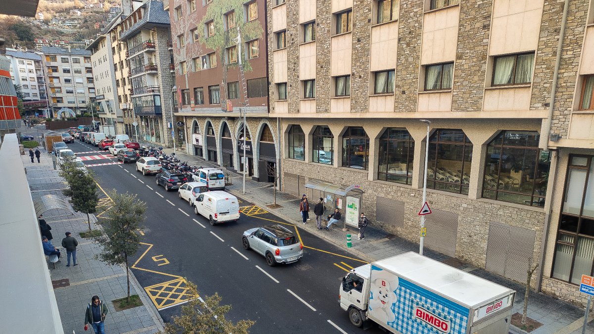 Cues de vehicles al carrer del Prat Gran.