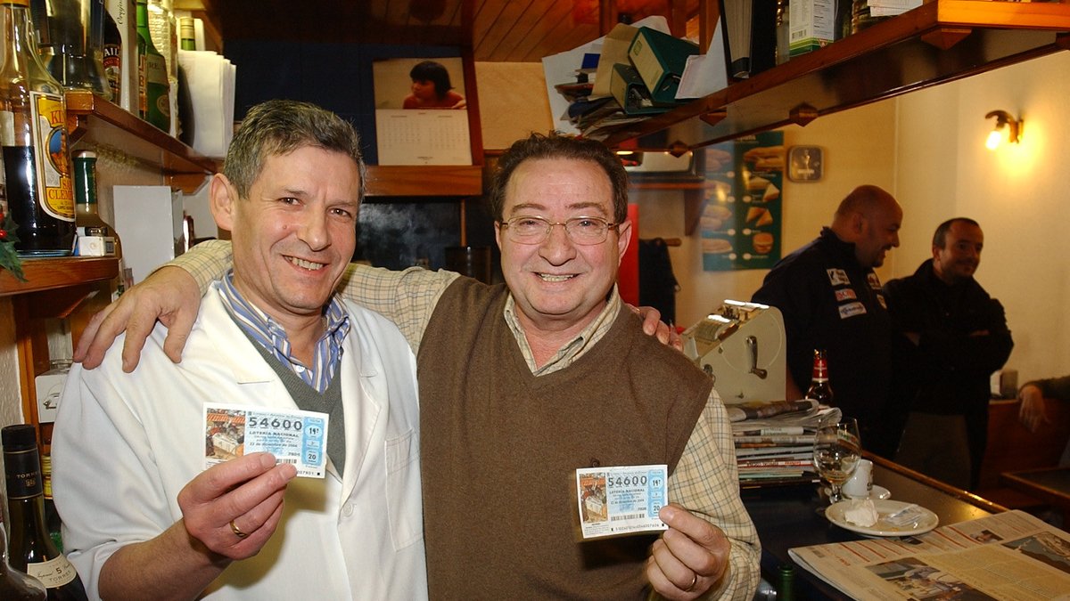 Emilio Marín i Manuel Oliveira amb els dècims premiats.