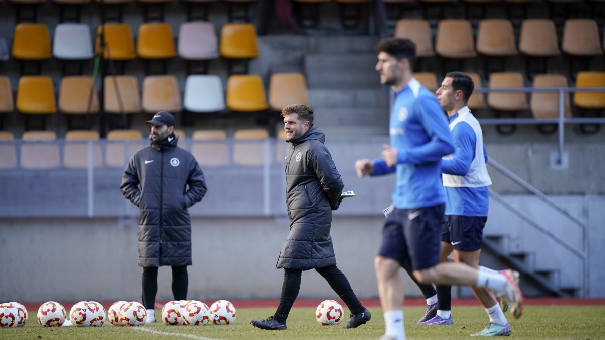 El tècnic de l’FC Andorra, Ferran Costa, en el darrer entrenament al Comunal.