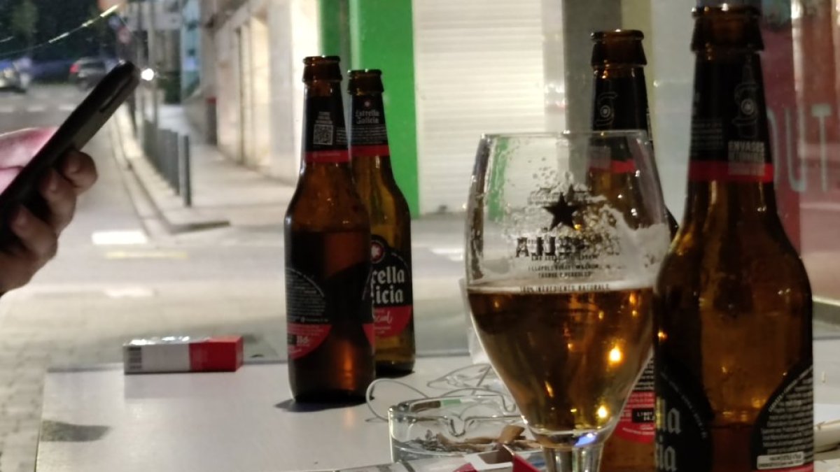 Fumadors a la terrassa d’un establiment.