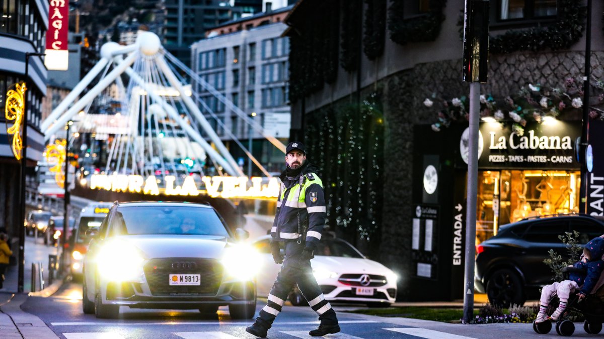 Un agent de circulació d’Andorra la Vella.