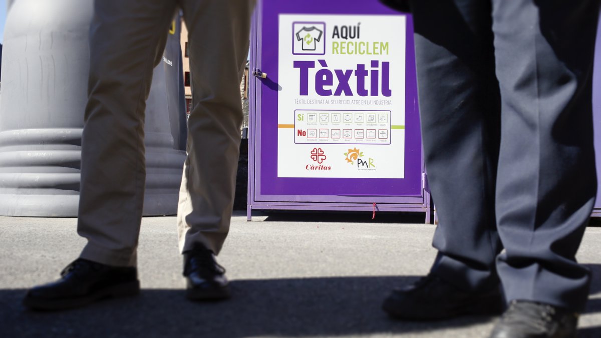 Un contenidor per a la recollida de residu tèxtil.
