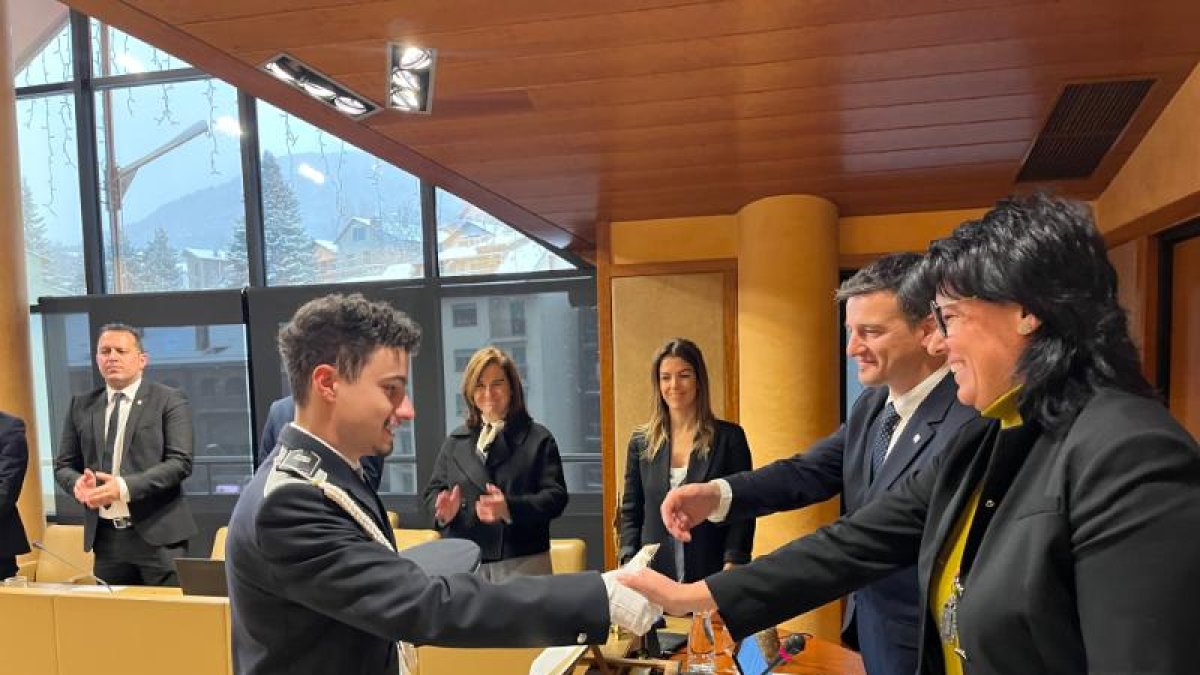 Un dels nous agents de circulació jurant el seu càrrec amb els cònsols de la parròquia