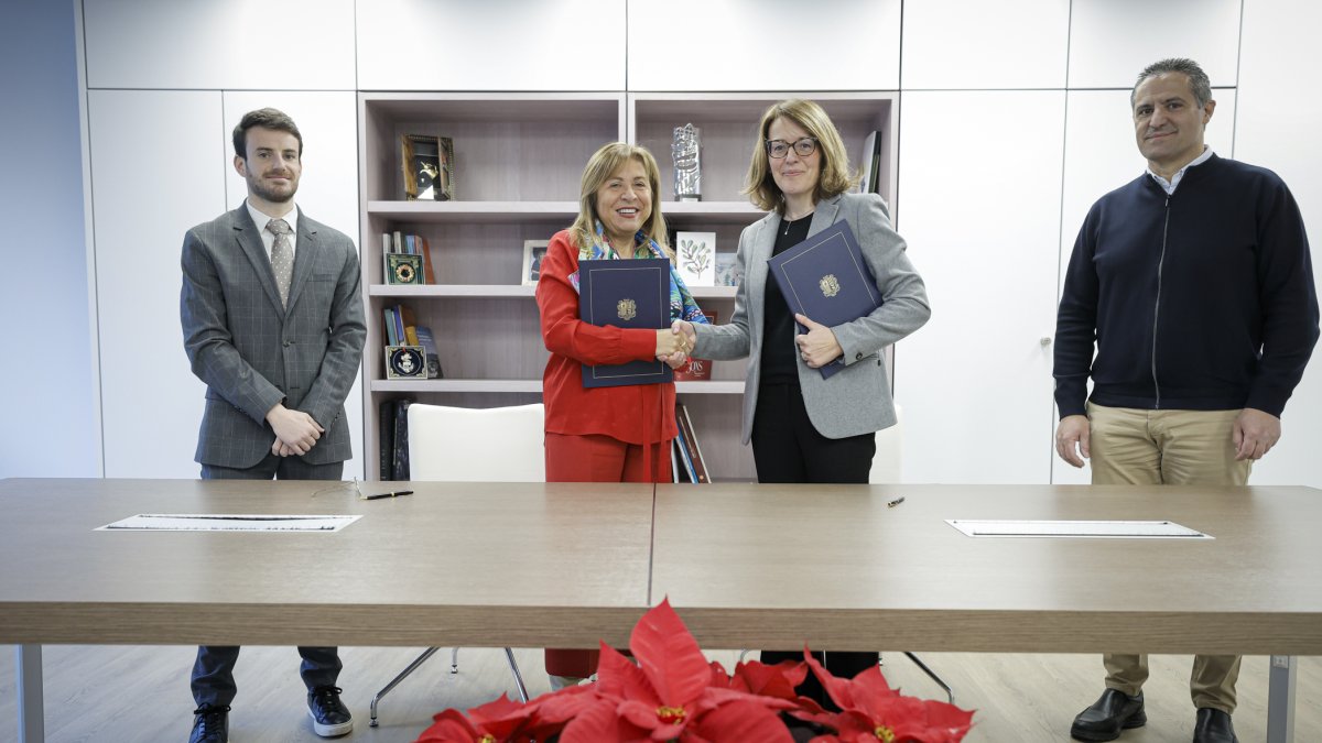 Signatura del conveni de col·laboració entre la ministra de Presidència, Economia, Treball i Habitatge, Conxita Marsol, i la directora general d'Andorran Banking, Esther Puigcercós