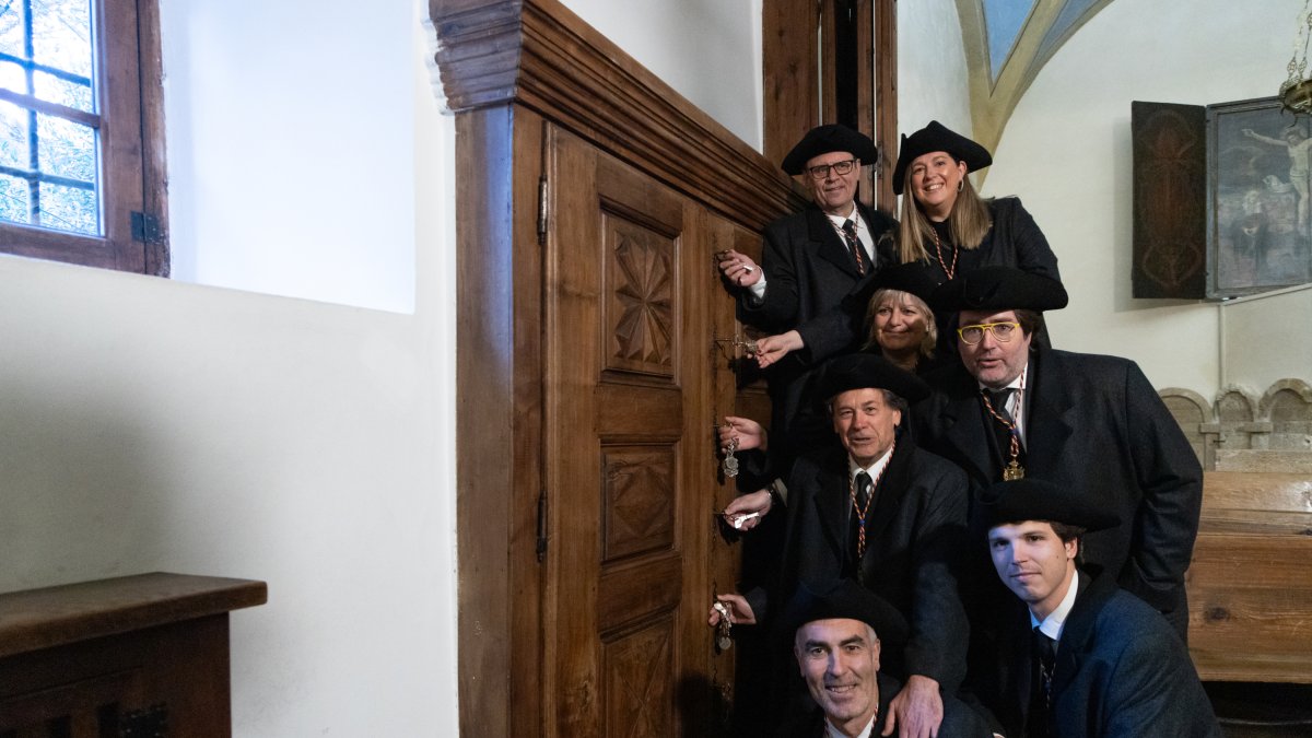 Els consellers majors de les parròquies obrint l'Armari de les 7 Claus