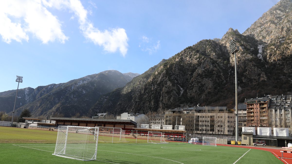 La nova gespa del mini camp de l'Estadi Comunal