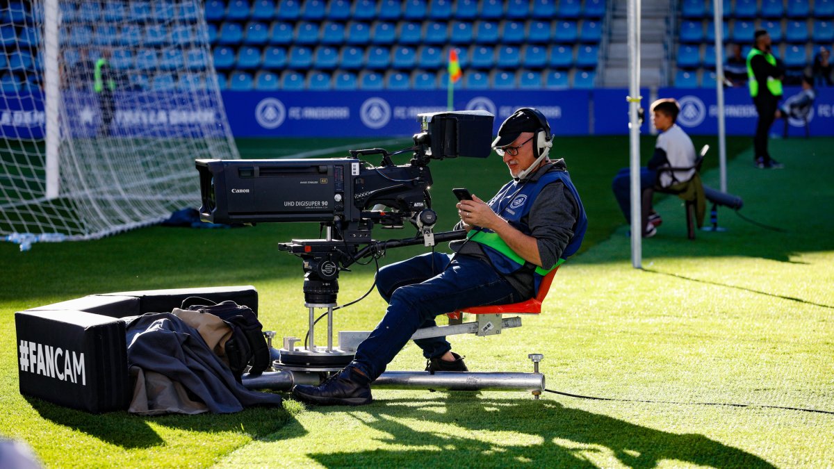Càmera de televisió a l’Estadi Nacional.