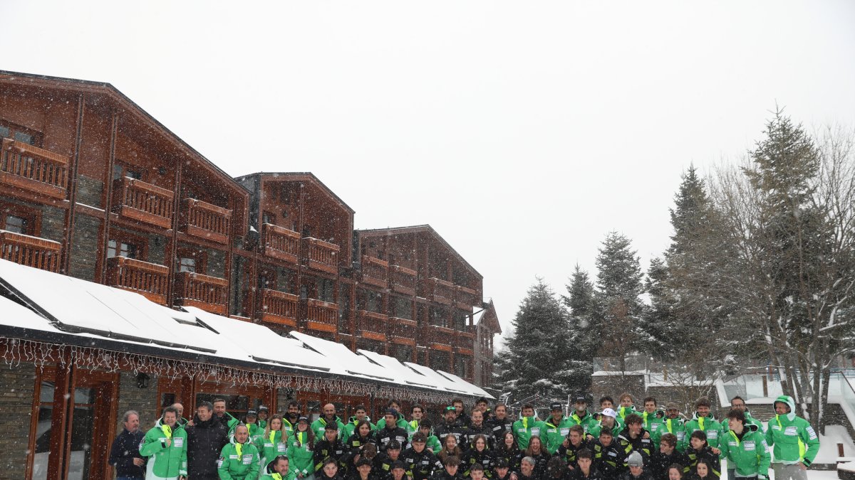 Esportistes, tècnics i directius de la FAE durant la trobada de Nadal, celebrada al Tarter.