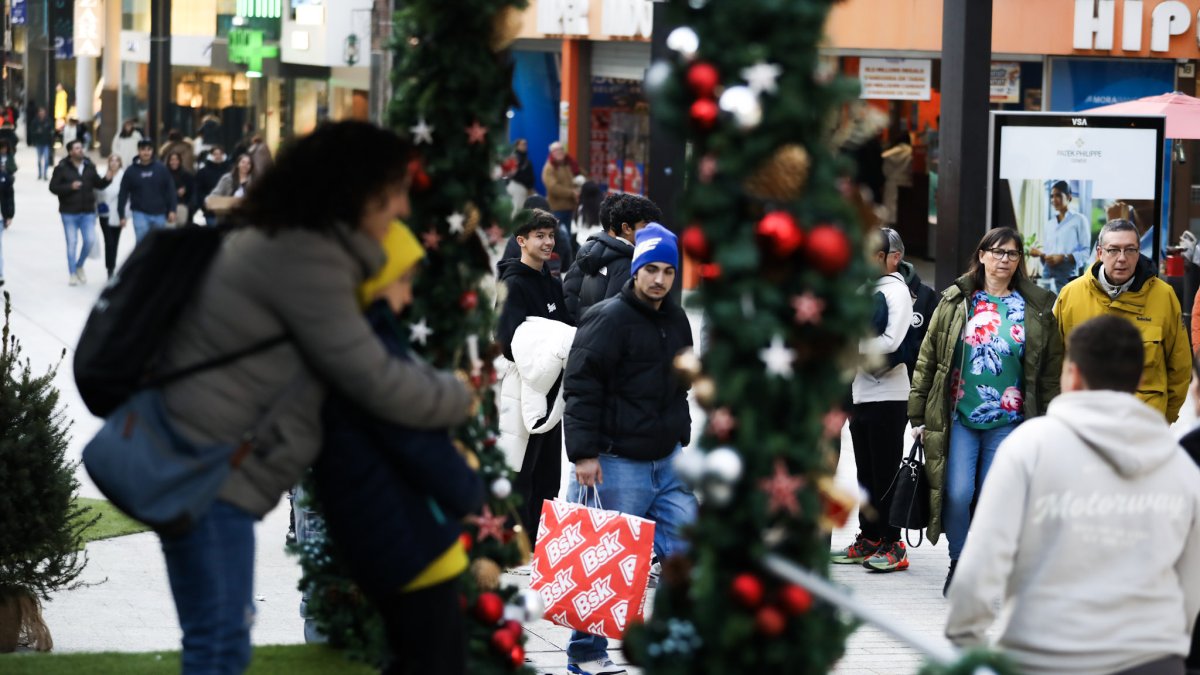 Turistes a l’eix comercial d’Andorra la Vella.