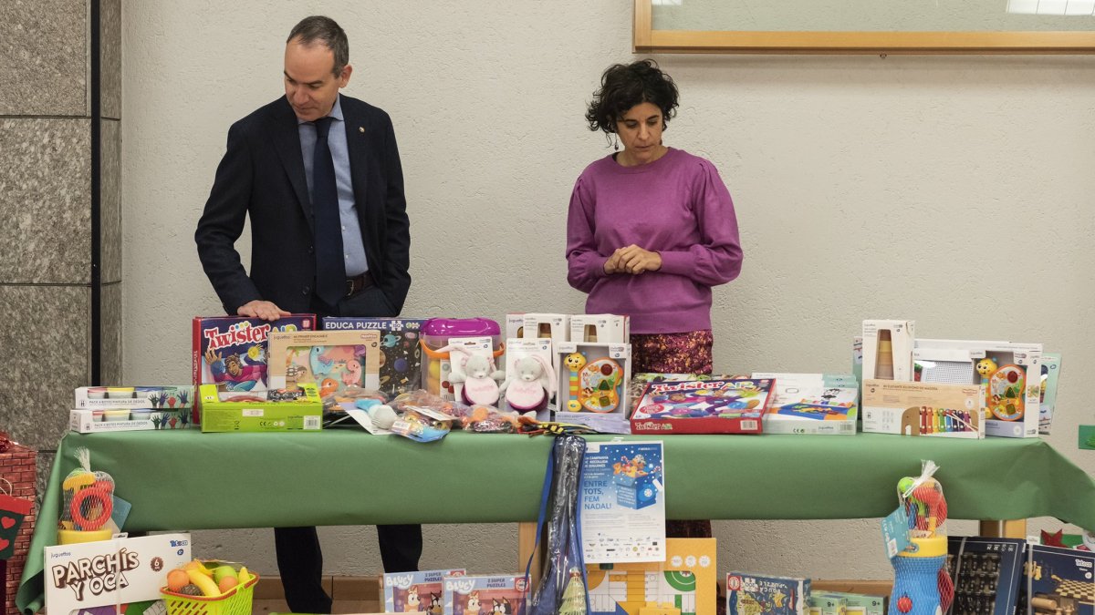 El cònsol major, Jordi Alcobé amb el lot de joguines entregat a Càritas
