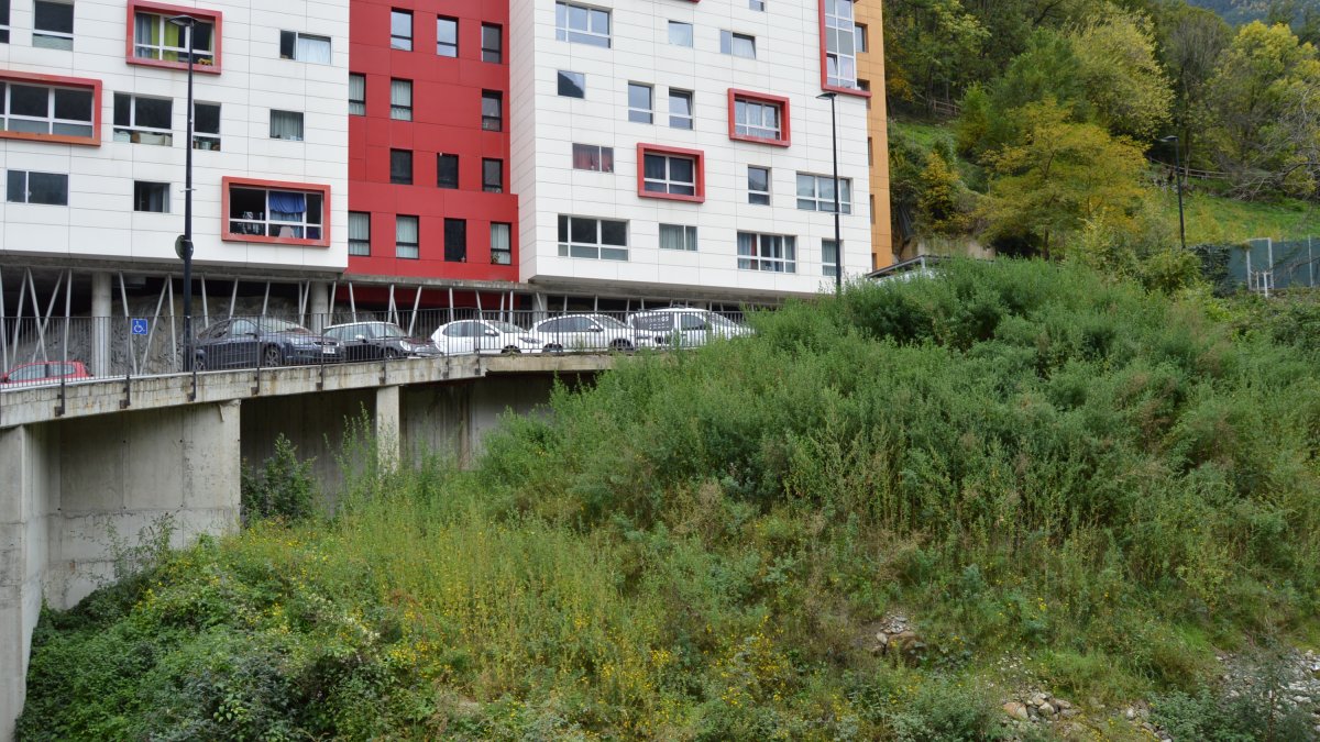 El terreny on es construirà l’edifici.