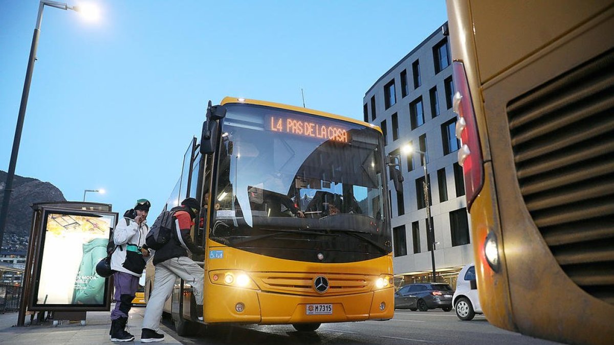 Usuaris pujant al bus del Pas de la Casa.