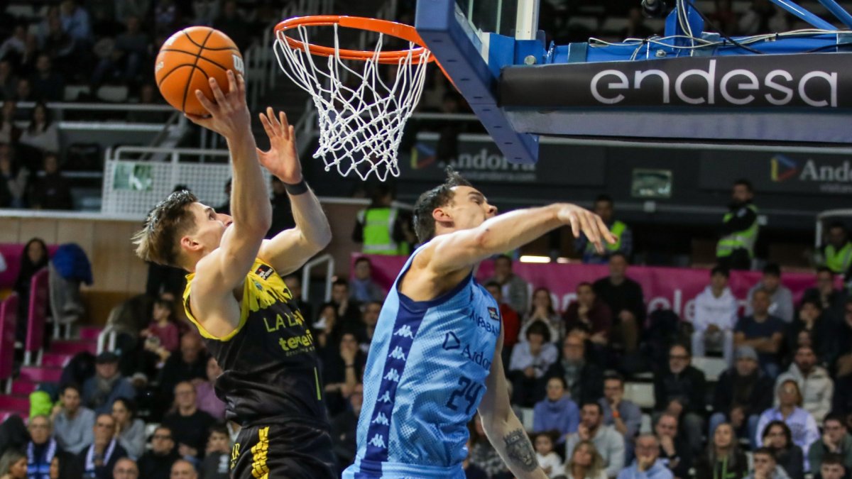 Kramer, que va dur de corcoll el MoraBanc, penetra a cistella.