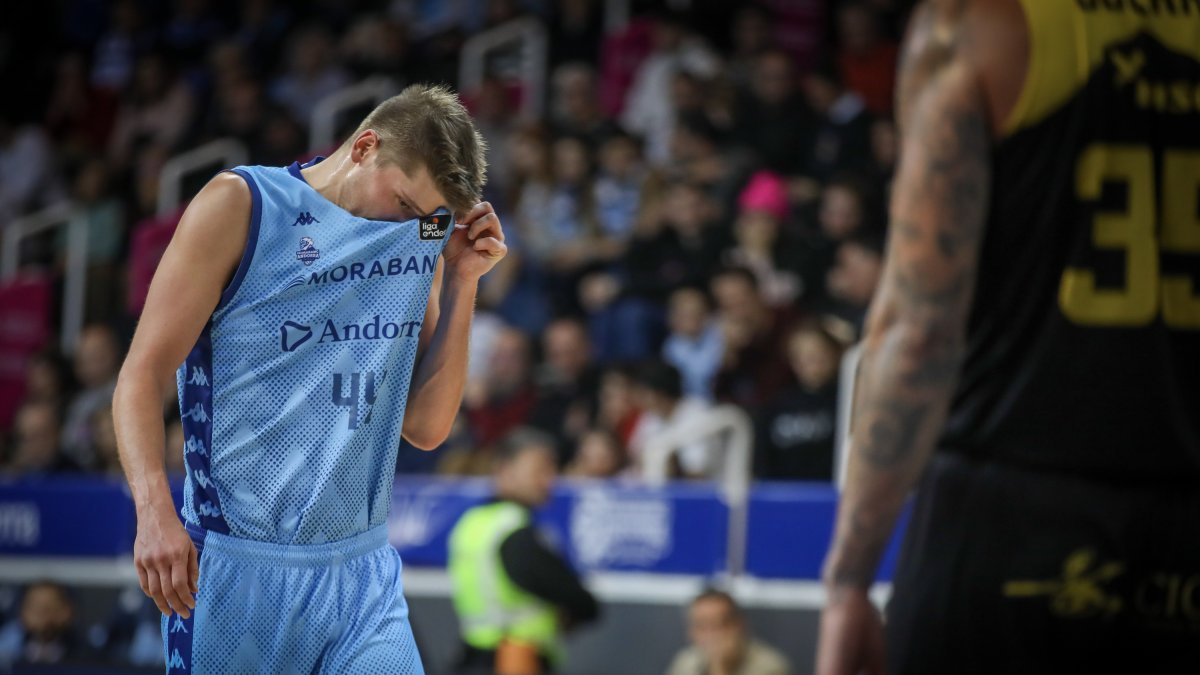 Lammers es lamenta en un instant del duel davant del Tenerife.