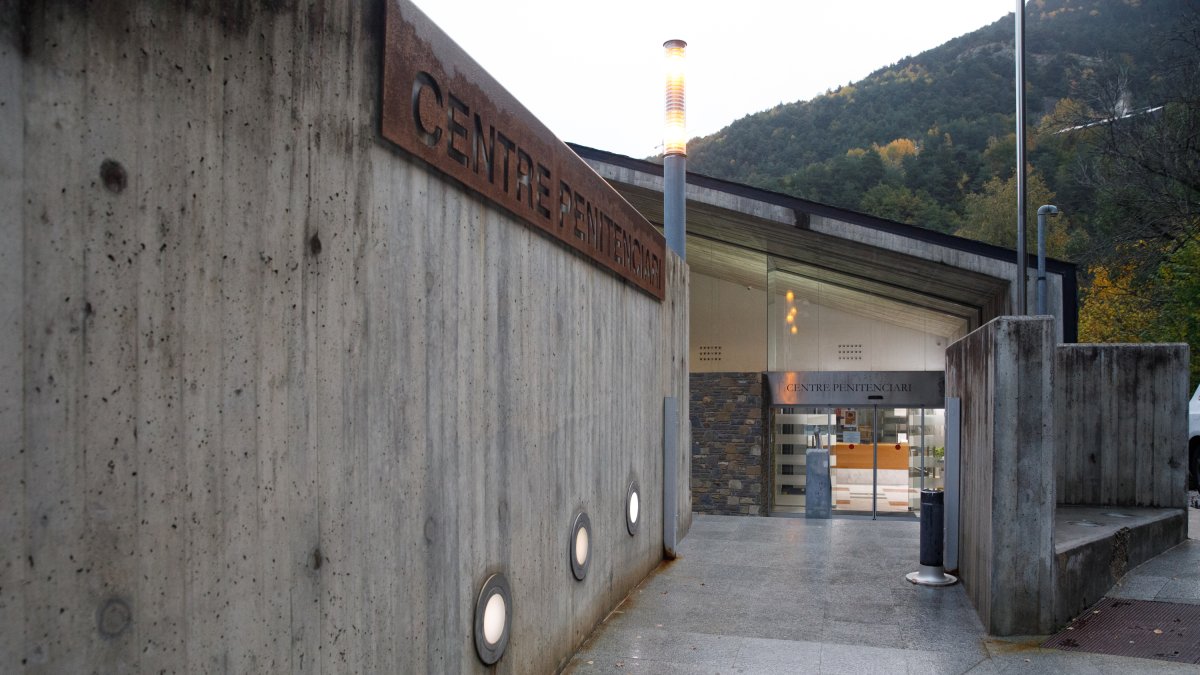 L’entrada al centre penitenciari de la Comella.